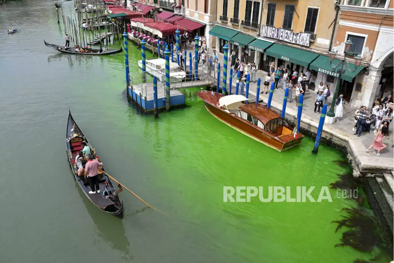 Saat Air di Kanal Venesia Berubah Warna Menjadi Hijau |Republika Online