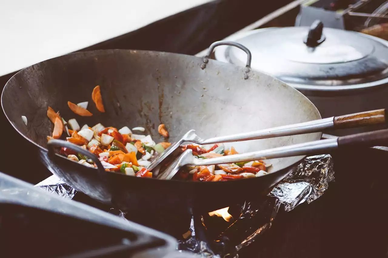 Cyril Lignac partage sa recette de légumes sautés et émincé de canard