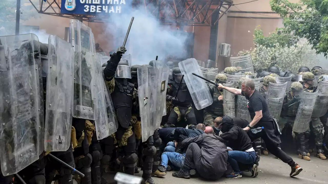 Varios heridos en choques entre manifestantes serbokosovares y fuerzas de la OTAN