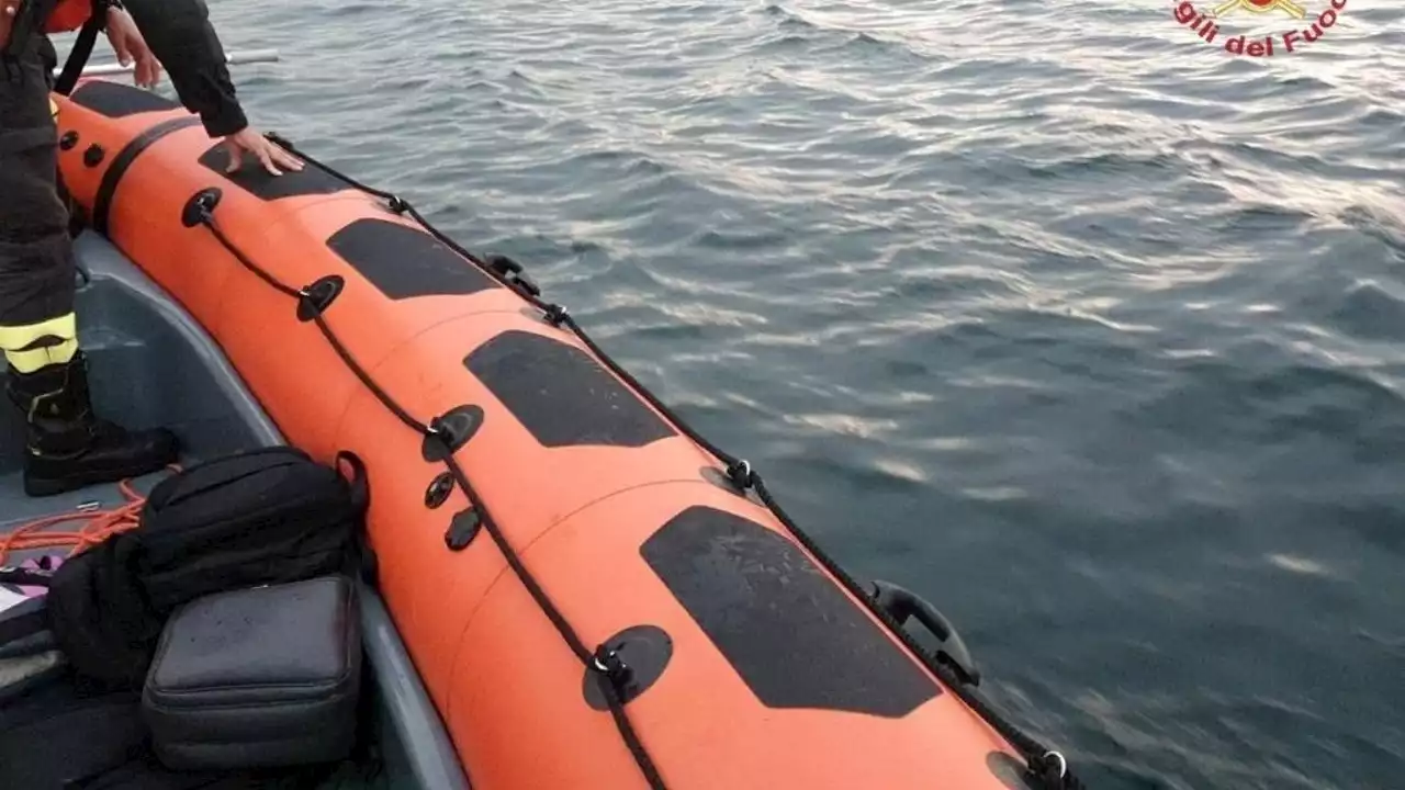 Mueren cuatro personas tras naufragar un barco turístico en un lago del norte de Italia