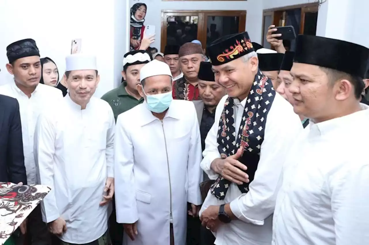 Ganjar Sowan ke KH Tubagus Ahmad, Disambut Puluhan Kiai Sepuh Banten