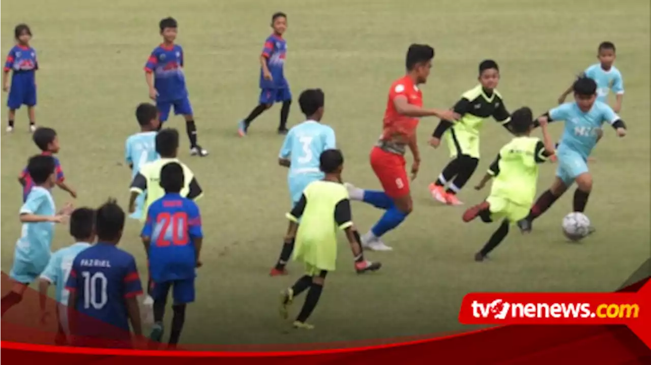 Beri Motivasi, Striker Timnas U-22 Ramdhan Sananta Bermain Bola dengan Puluhan Anak di Kepri