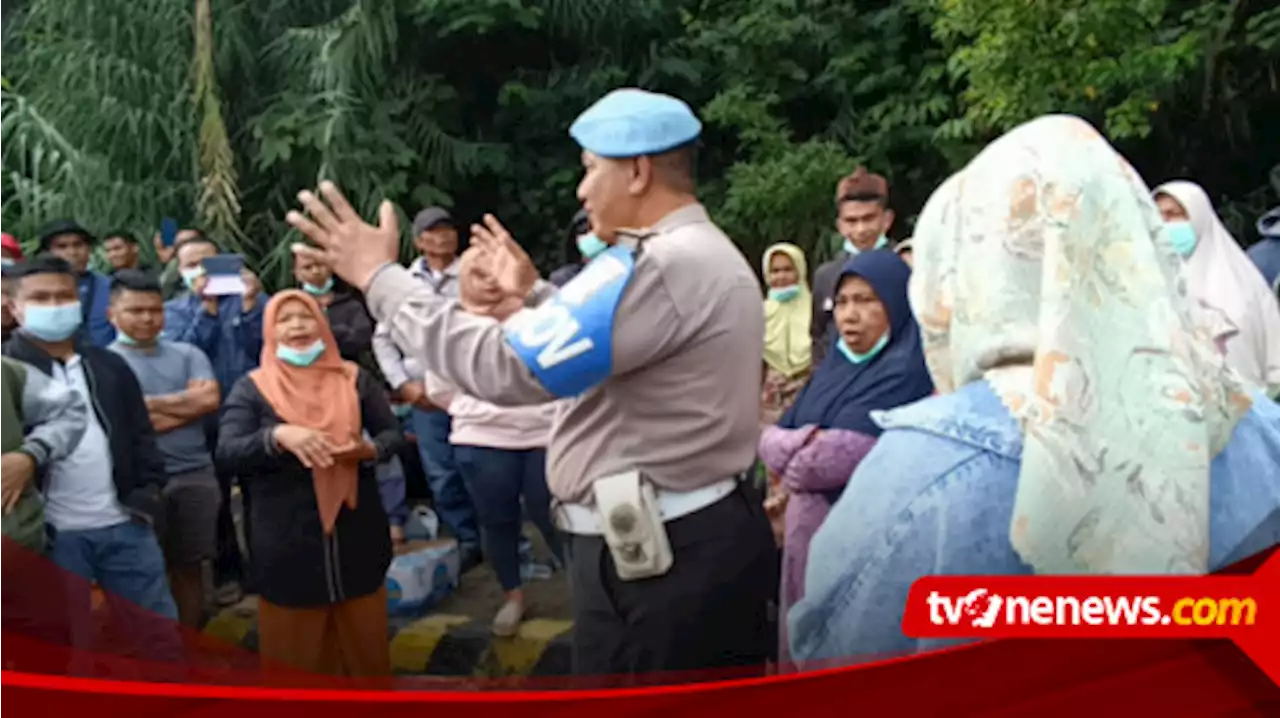 Minta Karyawan yang di PHK Kembali Bekerja, Puluhan Warga Blokade AQUA Solok