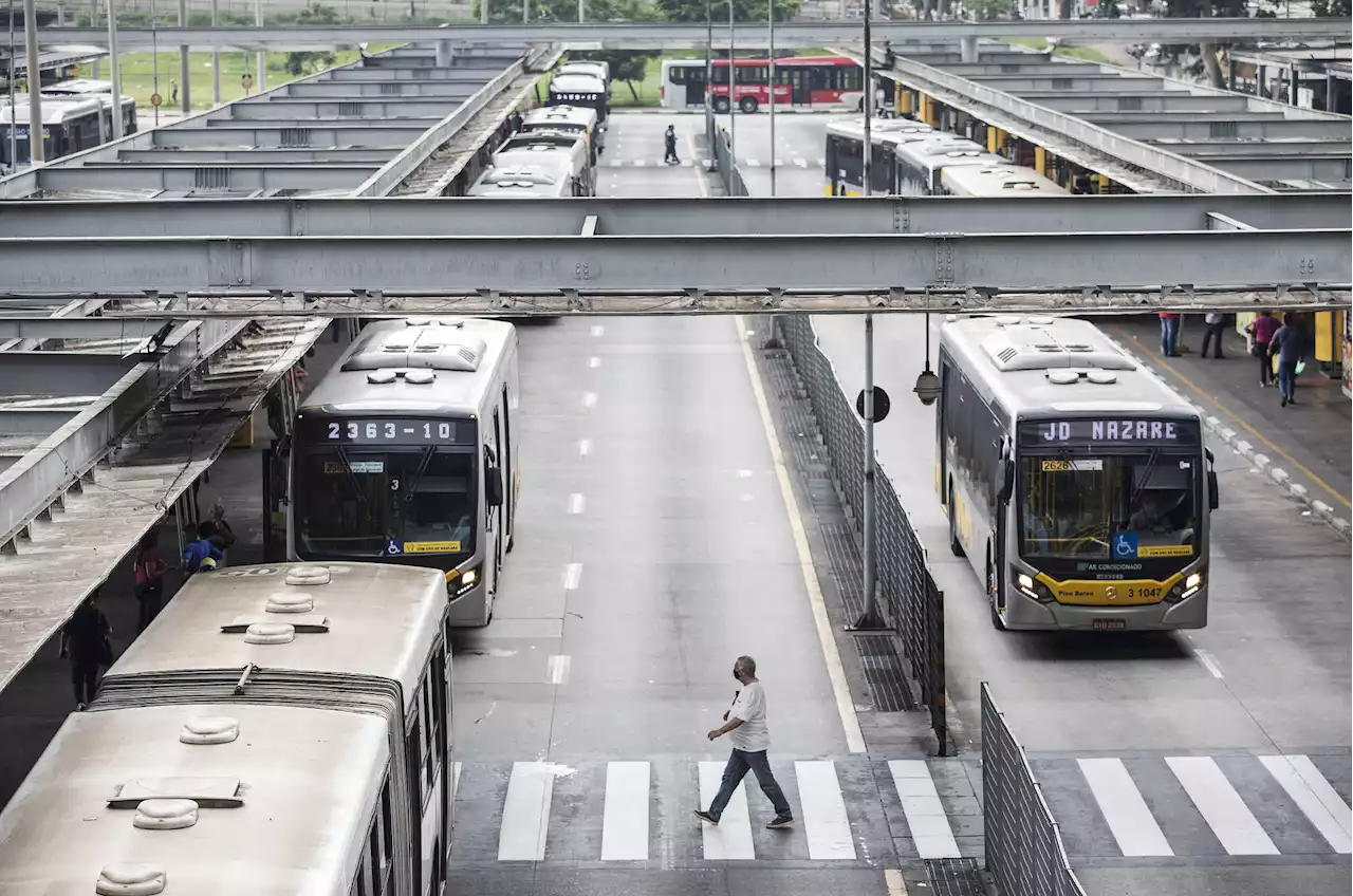 Paralisações de ônibus afetam passageiros e prefeitura suspende rodízio em SP