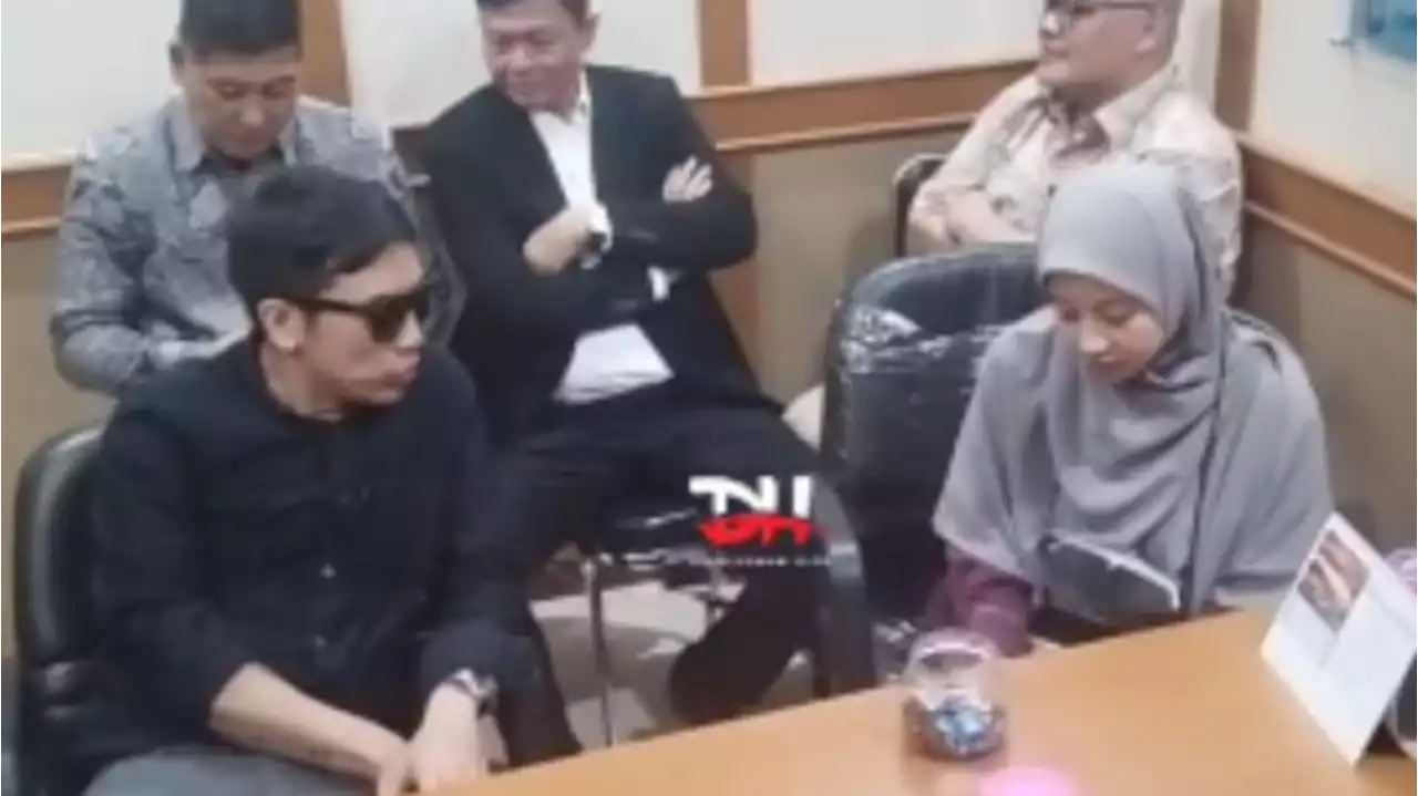 Duduk Bersebelahan, Begini Suasana Sidang Mediasi Perceraian Desta Mahendra dan Natasha Rizki