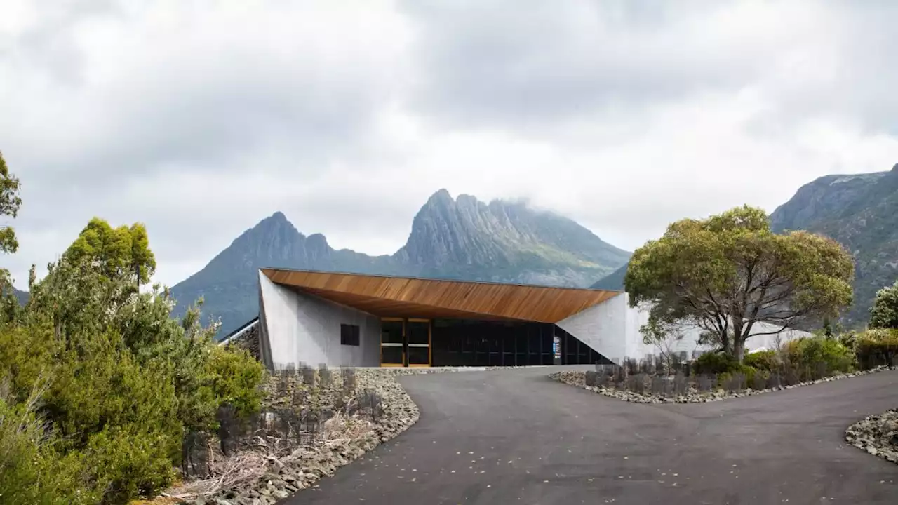 Dove Lake Viewing Shelter fosters meditative moments in the Tasmanian landscape