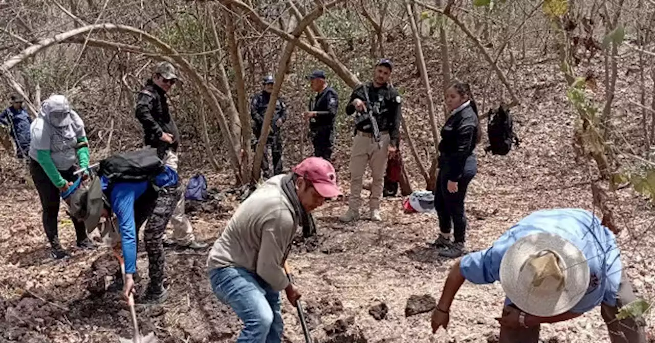 Authorities Find 26 Bodies in 10 Gravesites in Mexican Coastal State