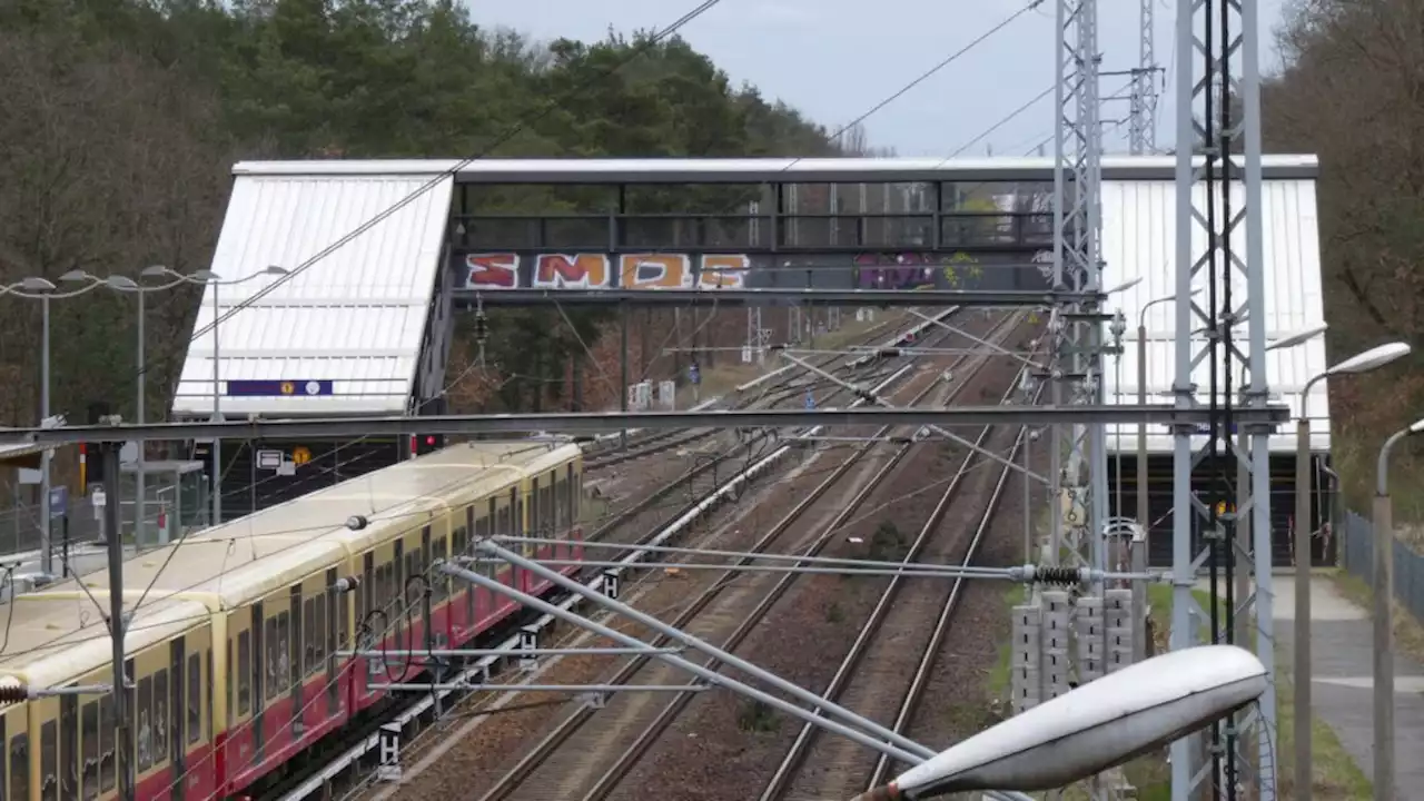 Brücke am Bahnhof Wuhlheide bleibt erstmal dicht