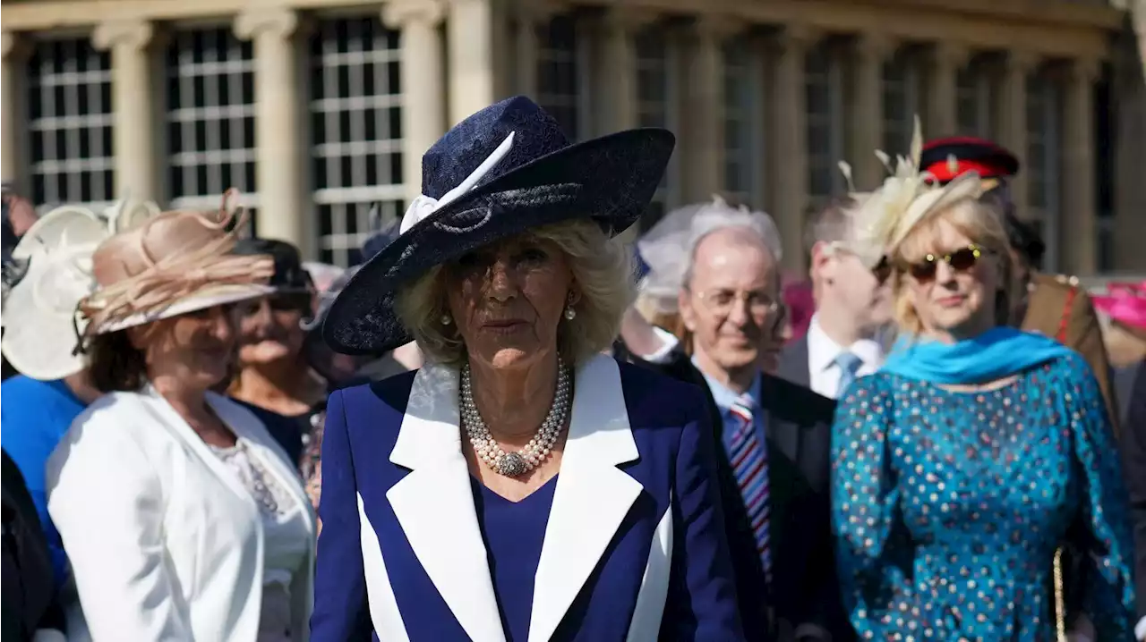 Camilla Parker Bowles ultra élégante pour rencontrer Lionel Richie à la première garden party de Charles III