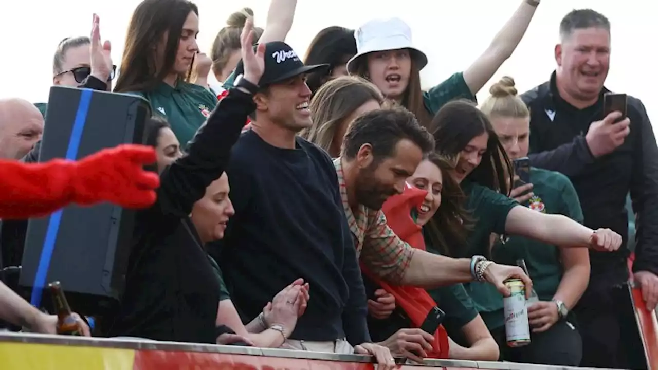 Ryan Reynolds and Rob McElhenney join Wrexham's open-top bus parade | CNN