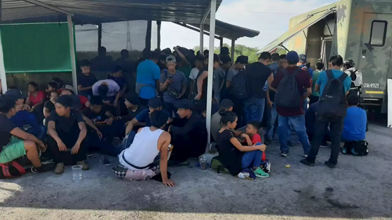 Encuentran a 139 centroamericanos hacinados en un camión de carga en el norte de México