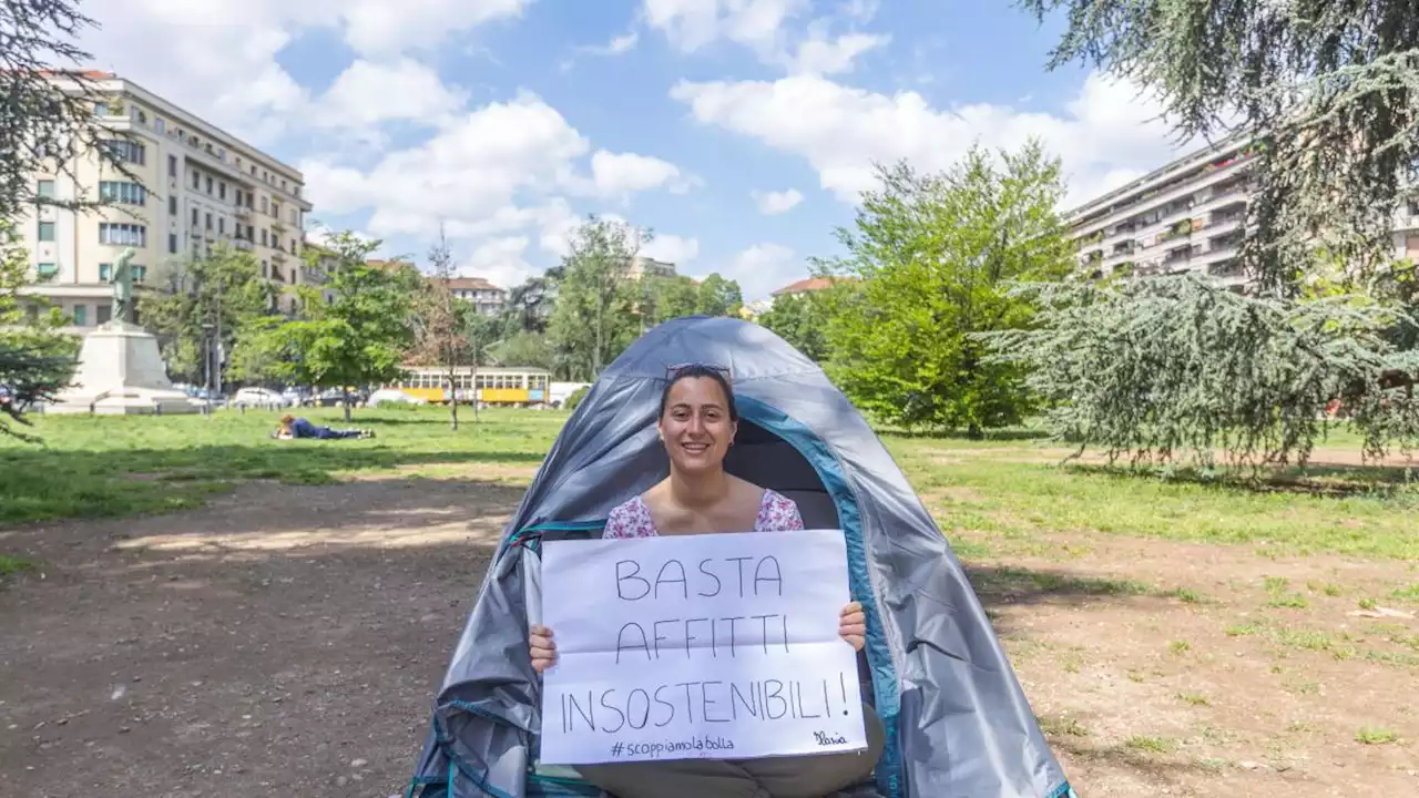 Milano, caro affitti: Ilaria, studentessa, dorme in tenda davanti al Politecnico: «Troppi 700 euro al mese, impossibile vivere»