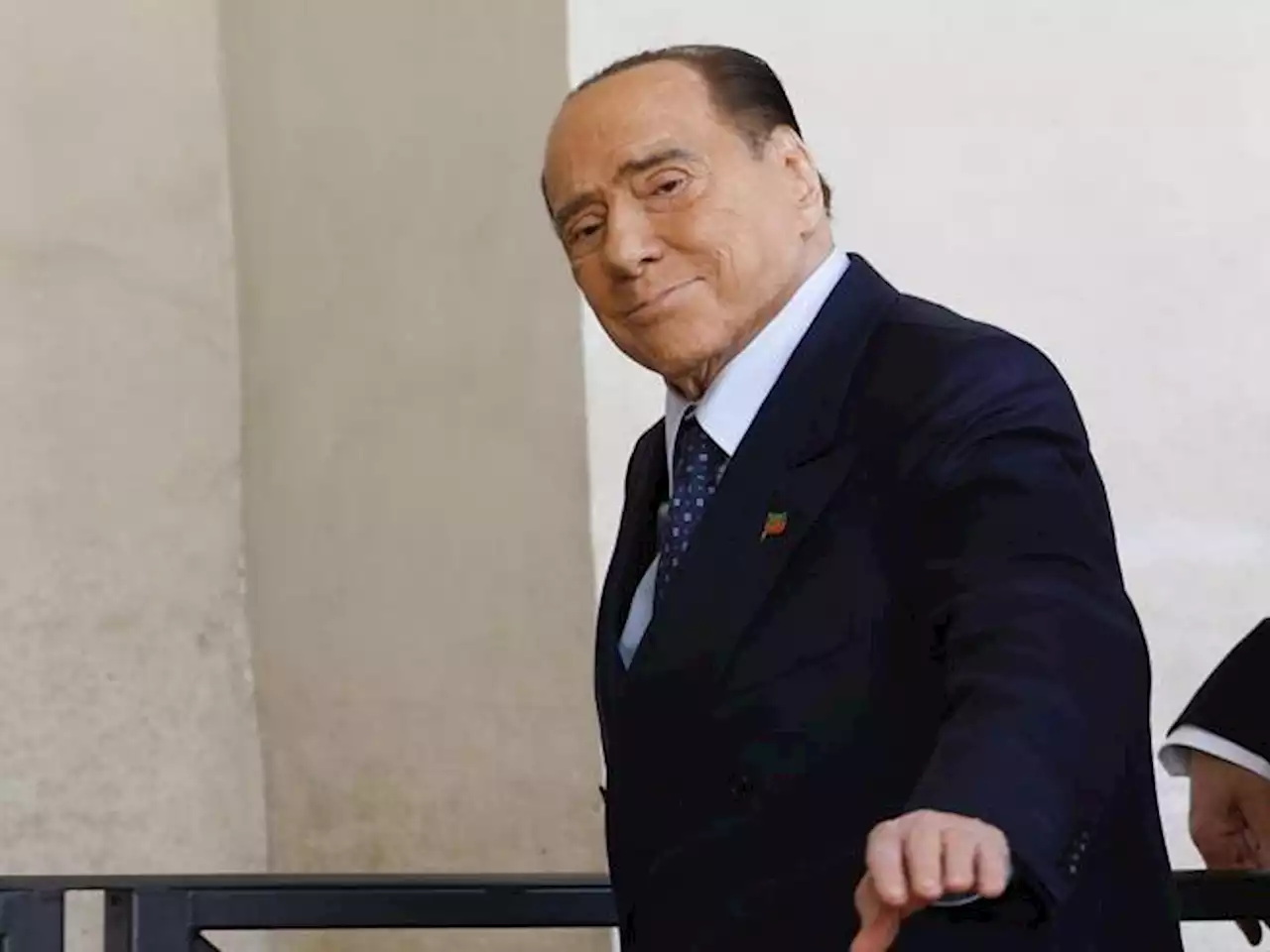 Silvio Berlusconi, il bollettino del 3 maggio: «Le terapie proseguono in degenza ordinaria»