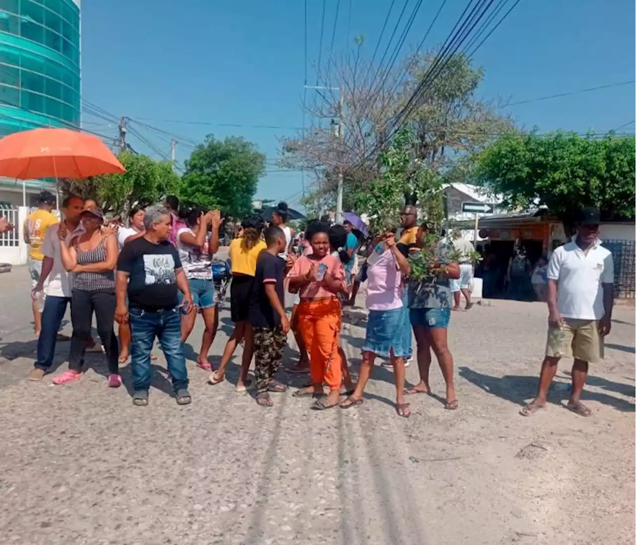 ¡Cuatro días sin luz! Habitantes en Olaya bloquean la Pedro Romero