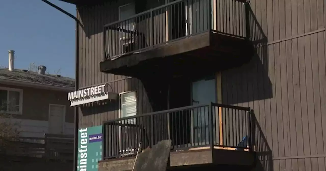 Calgary fire crews extinguish balcony blaze at southwest apartment building - Calgary | Globalnews.ca