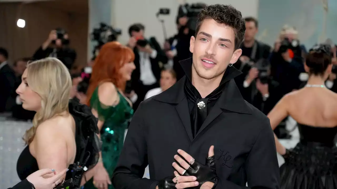 Au Met Gala, Manu Ríos rend hommage au Karl Lagerfeld des années 1970