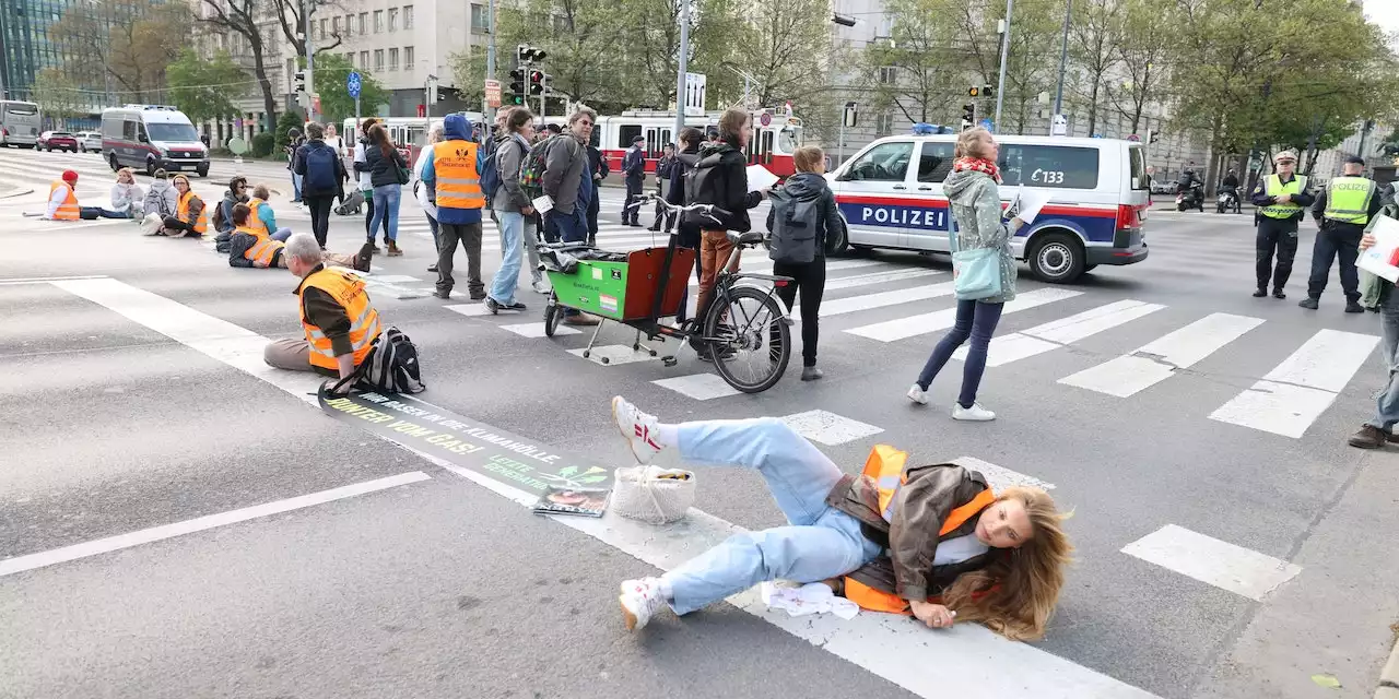 Chaos am Donaukanal – Klima-Kleber schlagen wieder zu