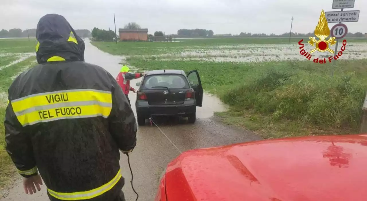 Maltempo Emilia Romagna, treni fermati fra Bologna, Rimini e Ravenna: migliaia di pendolari bloccati. L'elenco e le alternative