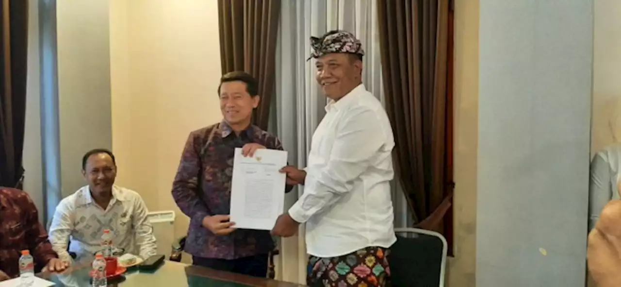 Nyaleg Menuju Dewan Bali, Bupati Suwirta Ajukan Surat Pengunduran Diri ke DPRD Klungkung