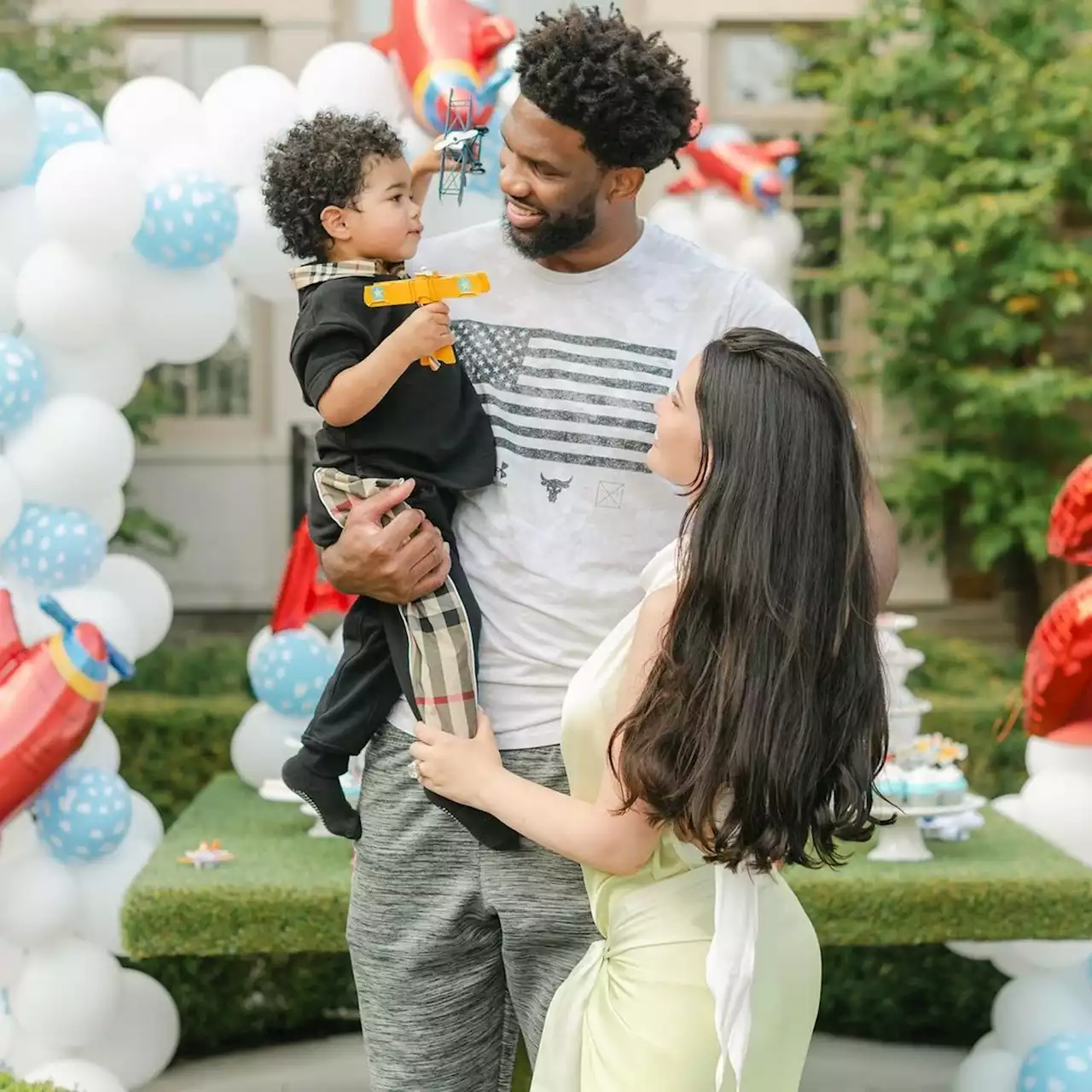 Eleito MVP da NBA, Joel Embiid namora modelo brasileira e é torcedor do Flamengo