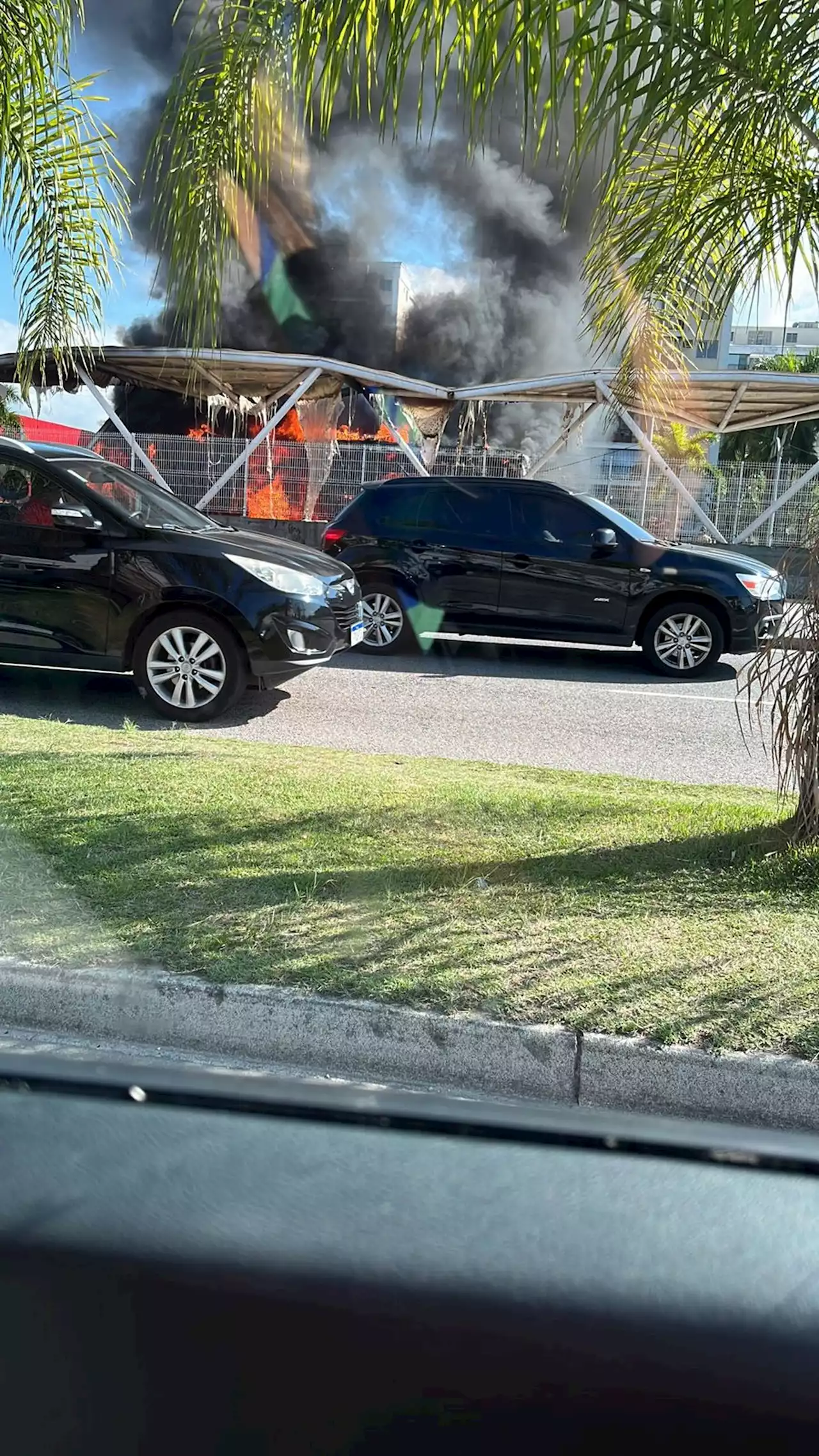 Ônibus do BRT pega fogo na estação Salvador Allende, no Recreio