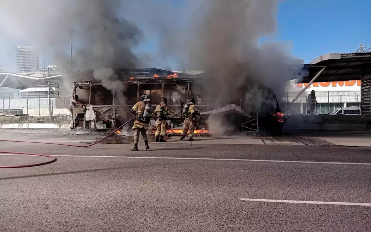 Ônibus do BRT pega fogo no Recreio, na Zona Oeste | Rio de Janeiro | O Dia