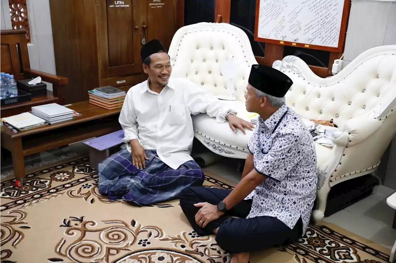 Ganjar Pranowo Sambangi Gus Baha Sambil Menyantri