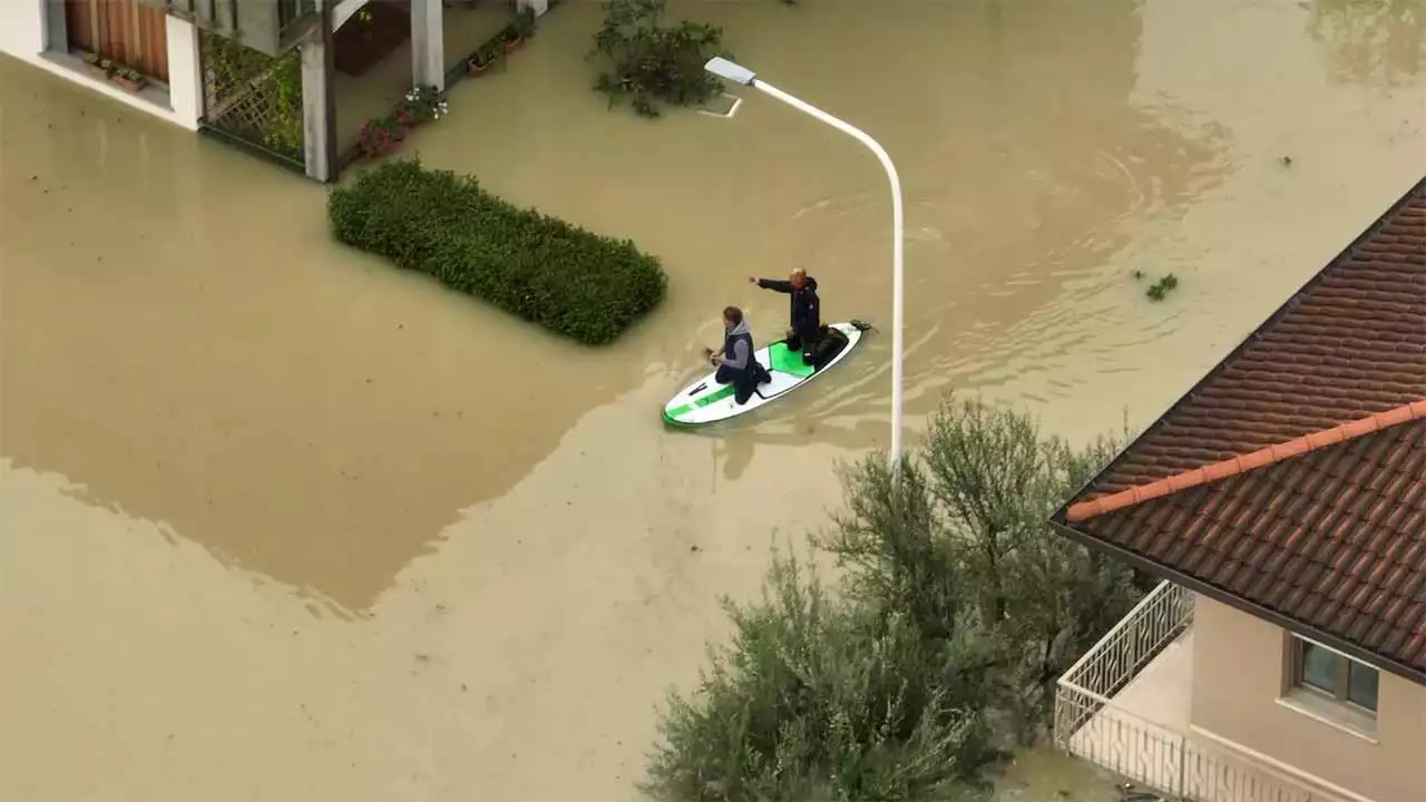 Alluvione a Faenza, la città è sommersa: i cittadini si muovono in kayak