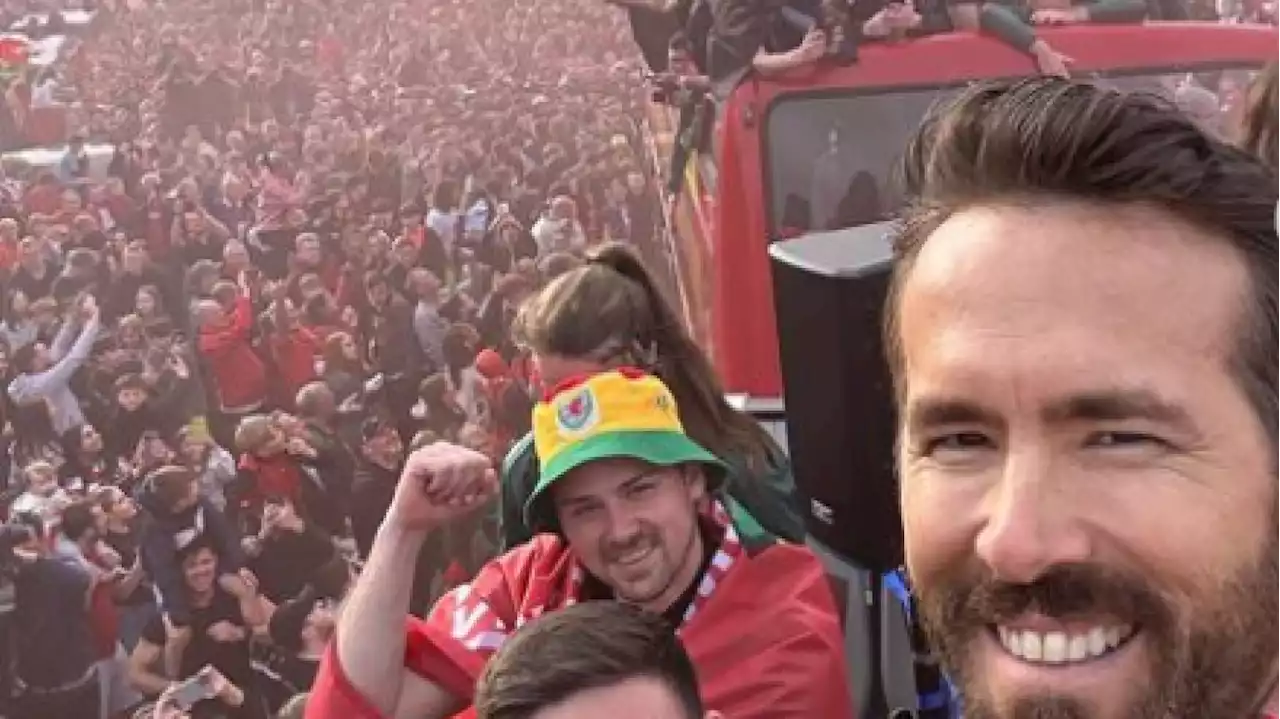 Ryan Reynolds et son club offrent une ambiance dingue lors d’une parade à Wrexham