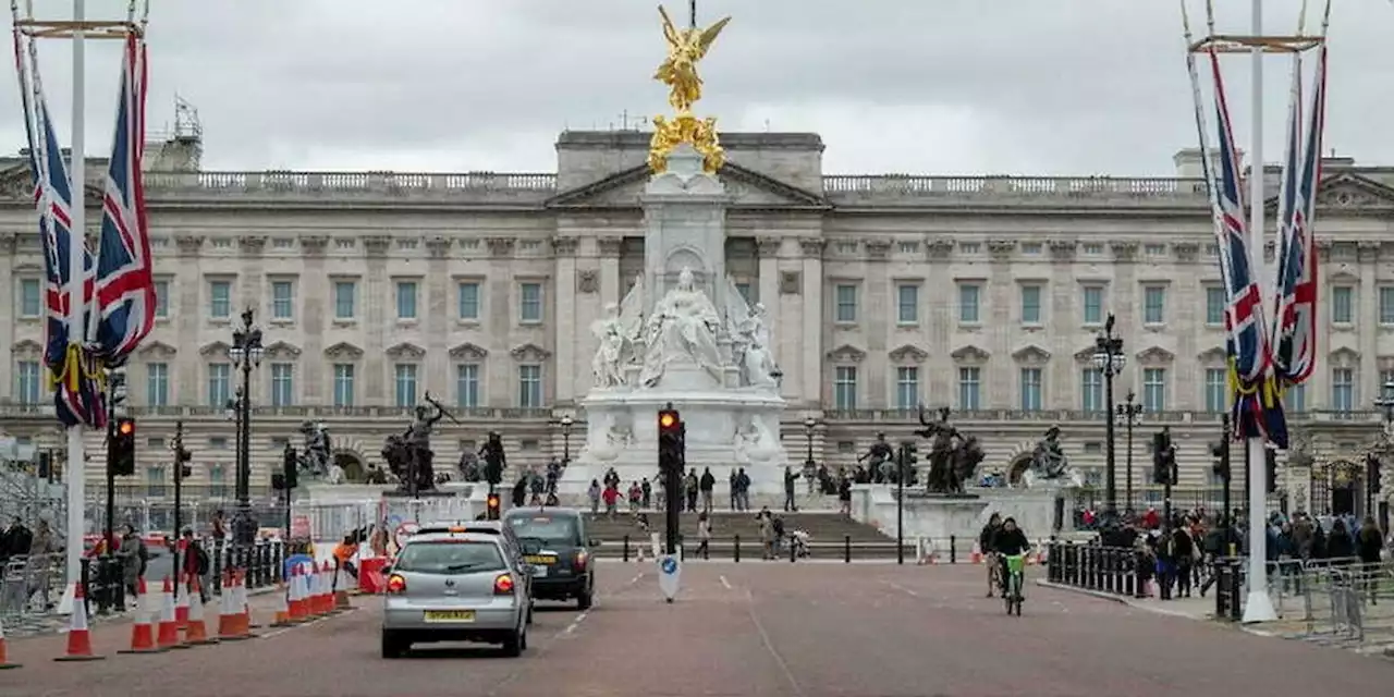 Buckingham Palace : un homme armé arrêté, une « explosion contrôlée »