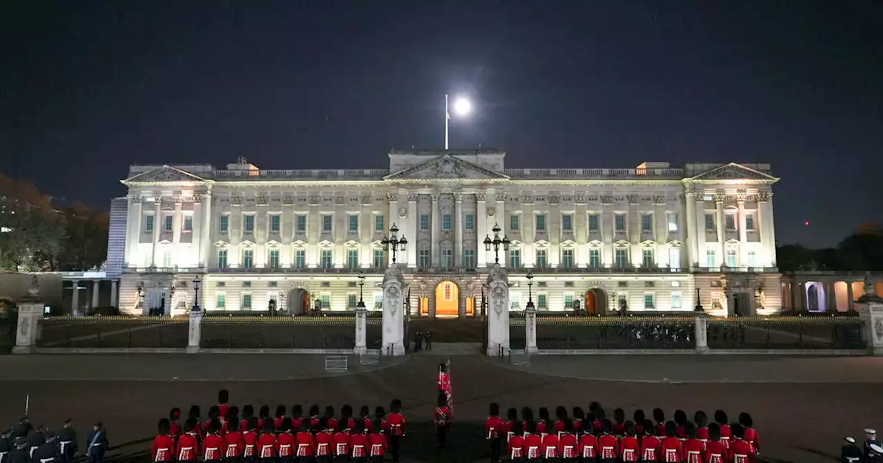 Londres : arrestation d’un homme armé et explosion contrôlée aux abords de Buckingham