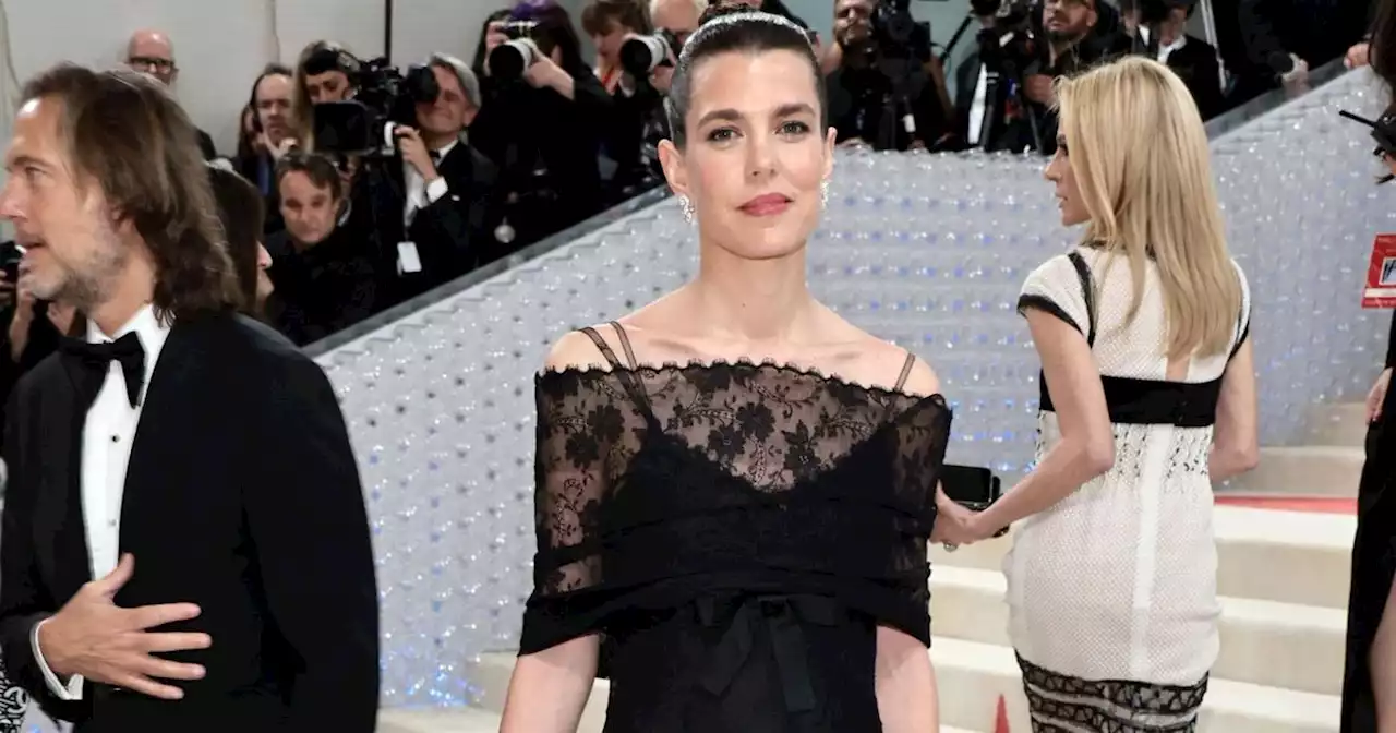 Comment porter la robe transparente ? La leçon de style de Charlotte Casiraghi sur le tapis rouge new-yorkais