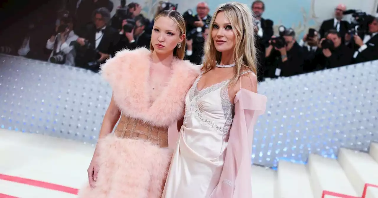 En plumes et nuisette, Kate Moss et sa fille Lila Grace complices sur les marches du Met Gala