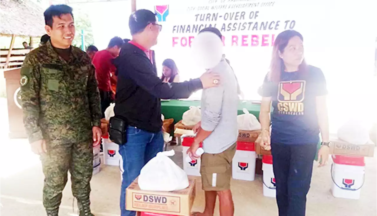 10 ex-NPA rebels get P100,000 cash aid in Negros