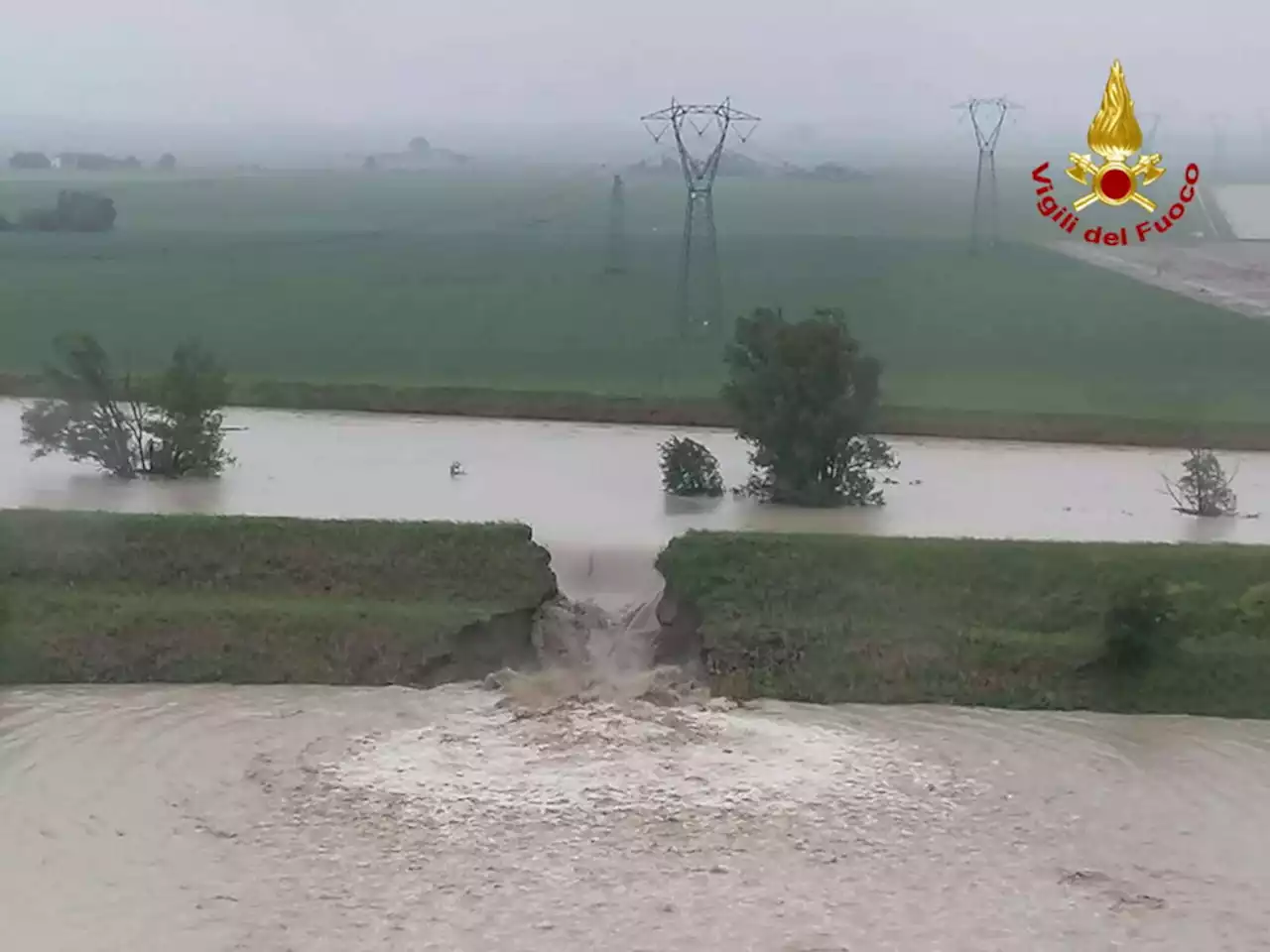 Maltempo in Emilia Romagna, allagate strade e fiume Senio in piena