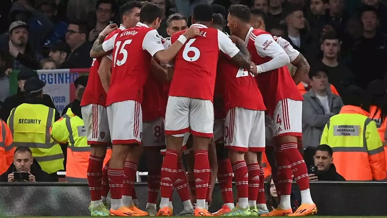 Arsenal neemt koppositie weer even over na zege op zwalkend Chelsea