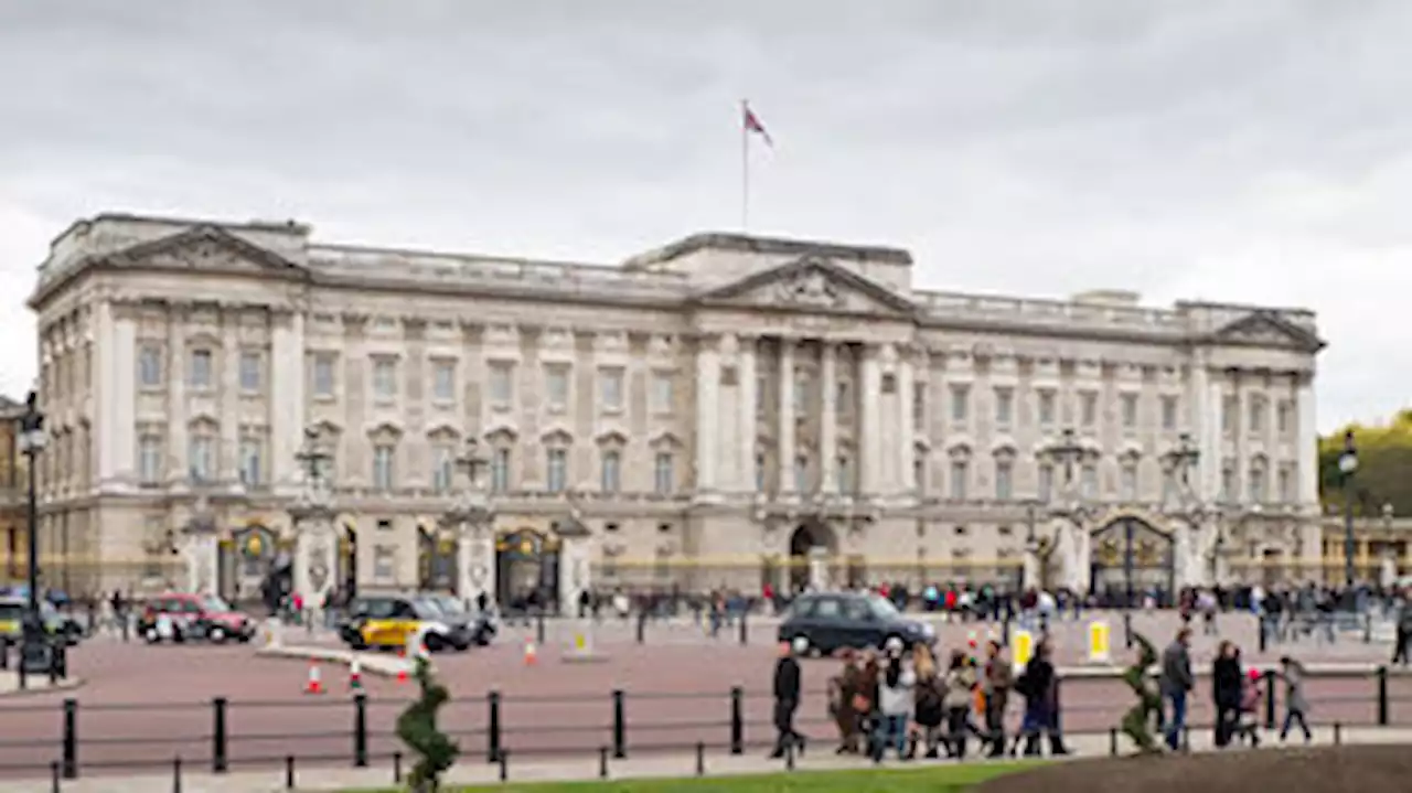 Homem é preso em frente ao Palácio de Buckingham