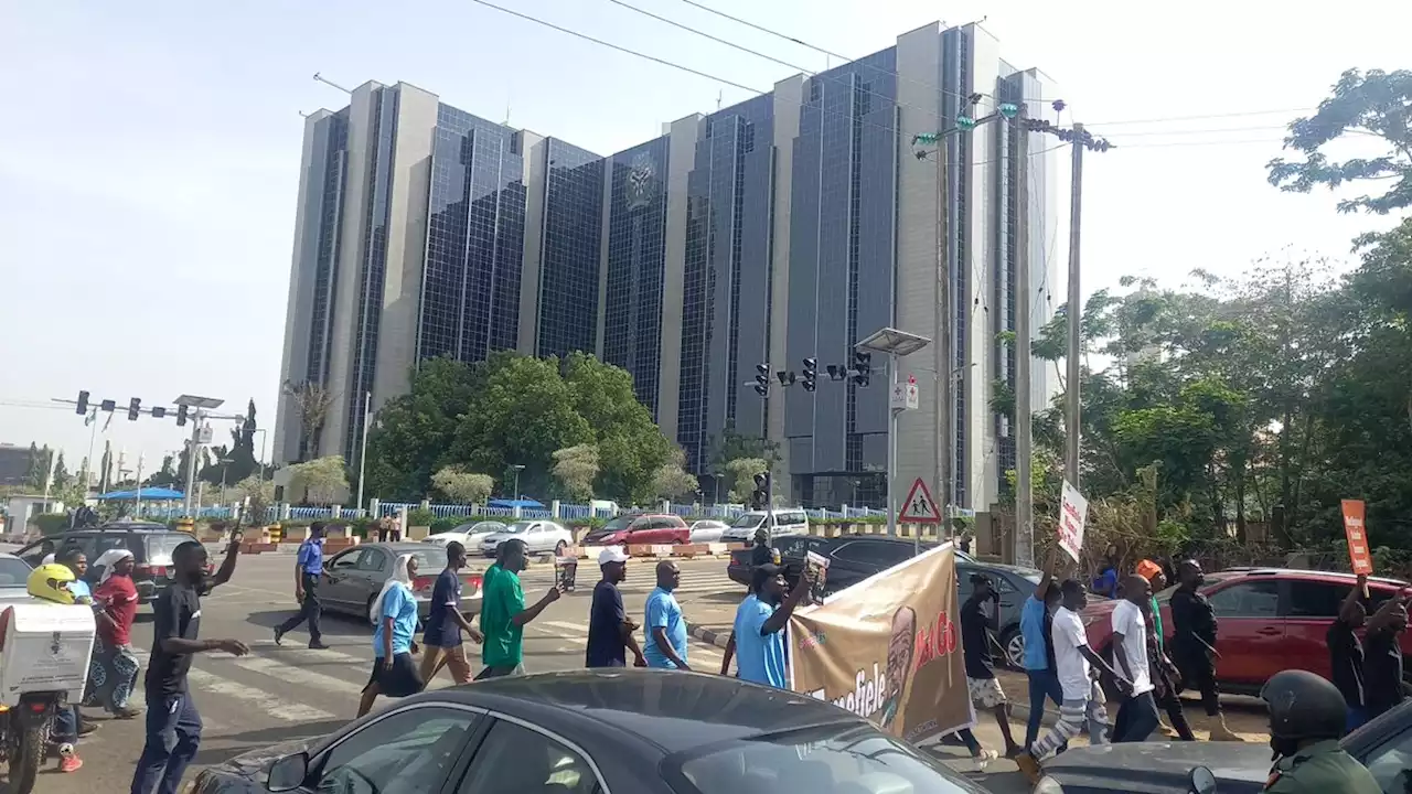 BREAKING Naira Redesign: Fresh Protests At Central Bank Headquarters As Nigerians Demand Governor Emefiele’s Arrest, Removal | Sahara Reporters