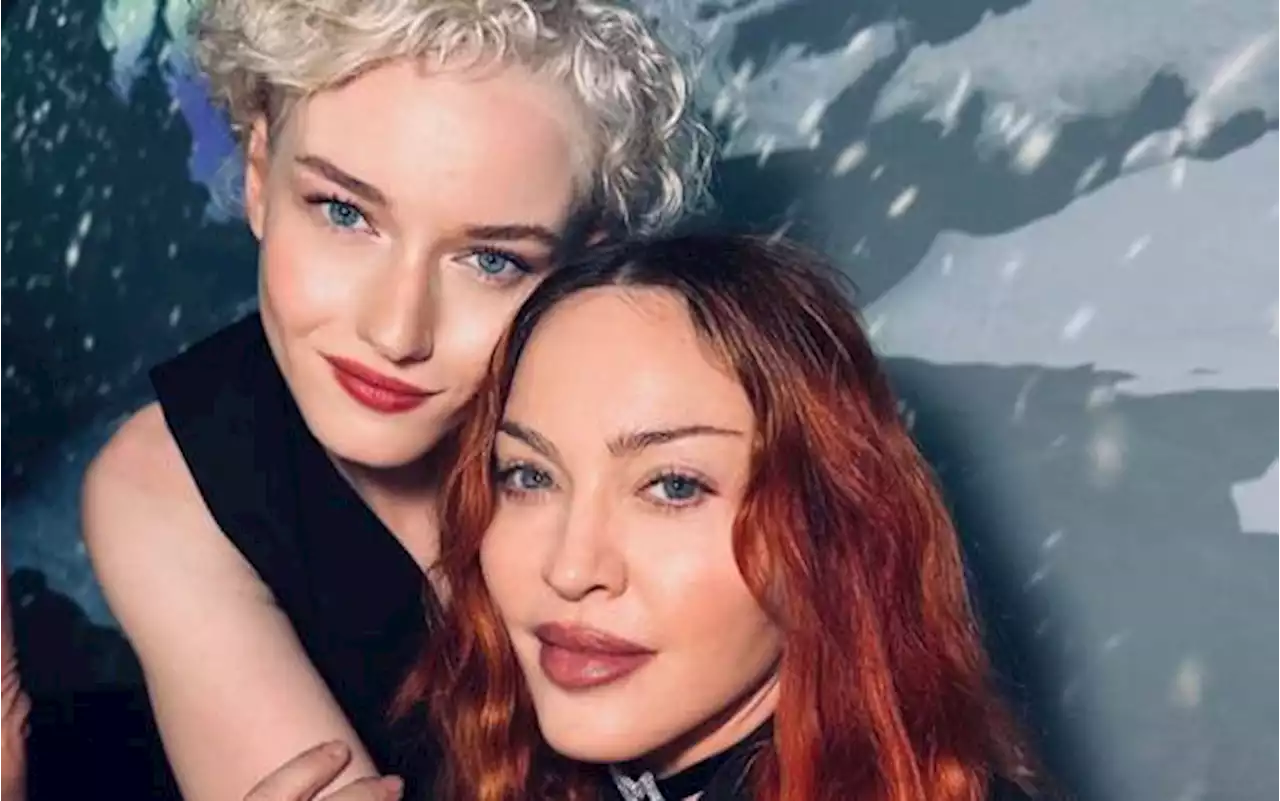 Madonna posa con Julia Garner, l'attrice che la interpreterà