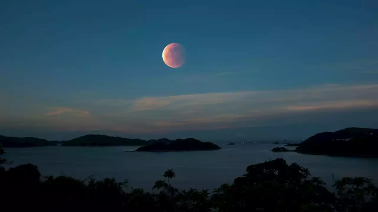 What time is the lunar eclipse on May 5?