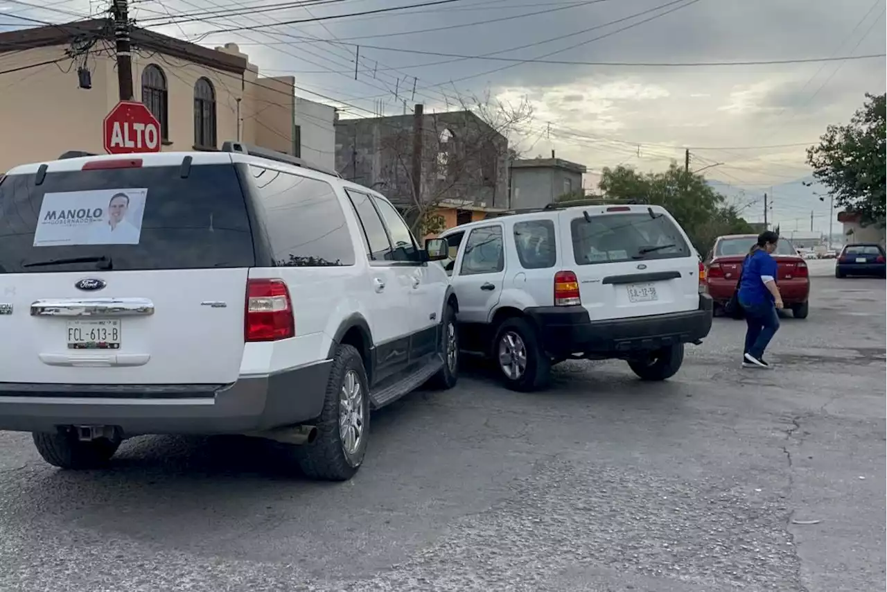 Ignora enormes señalamientos de alto y se estrella contra camioneta en Saltillo