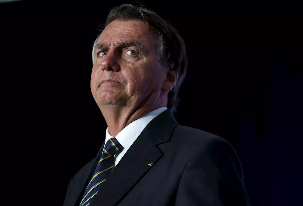 Policía de Brasil allana casa de Bolsonaro por presunta falsificación de vacunas COVID-19