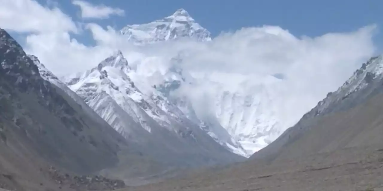 American dies while climbing Mount Everest