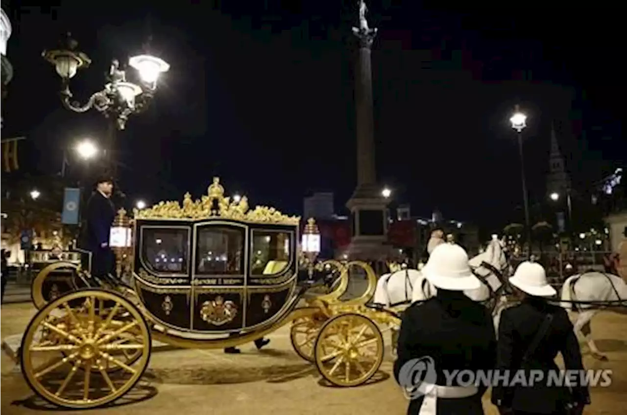 영국왕 대관식 심야 리허설…구경꾼·명당선점 텐트 등장 | 연합뉴스