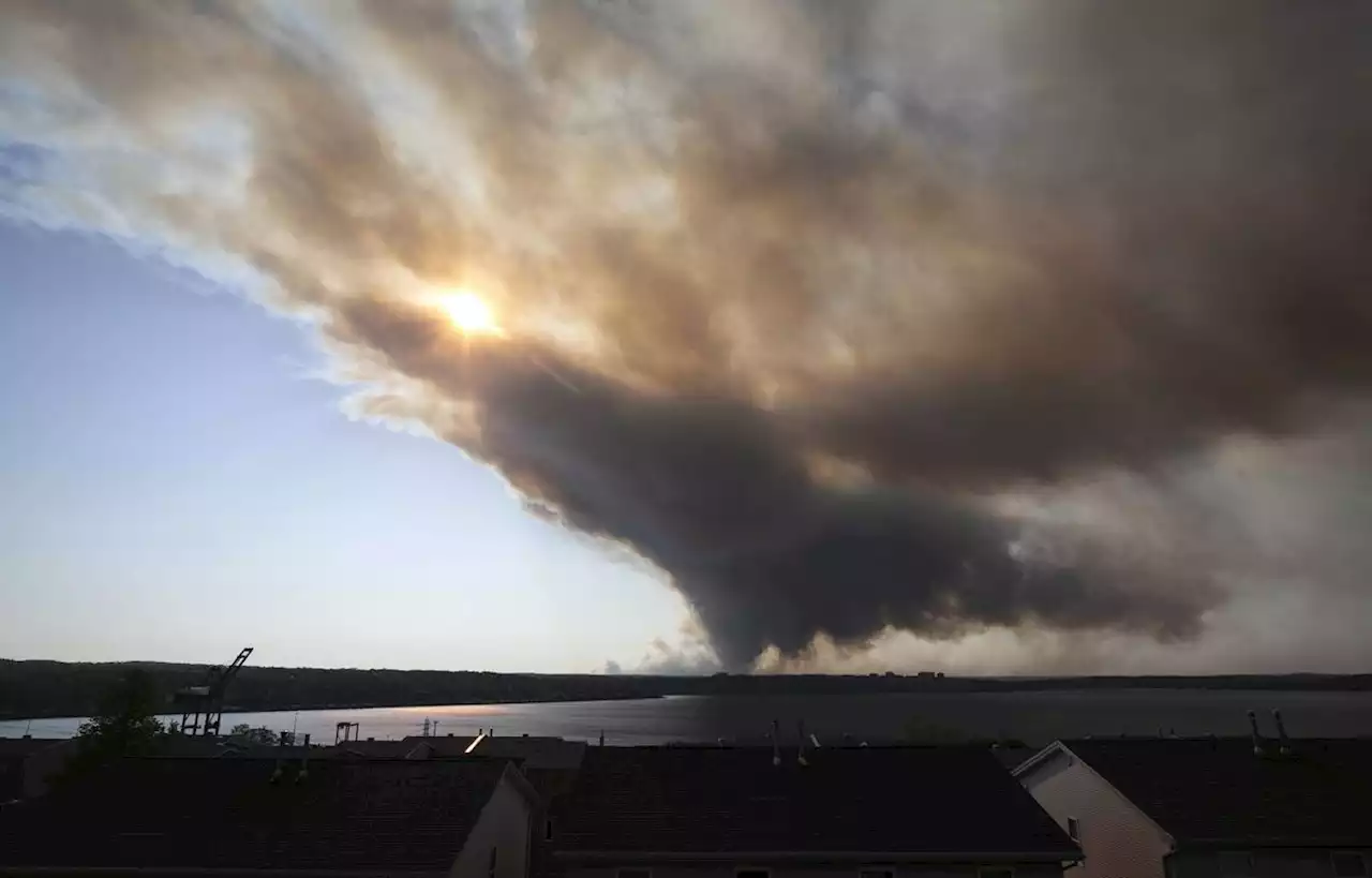 Plus de 16.000 personnes évacuées au Canada pour fuir un feu de forêt