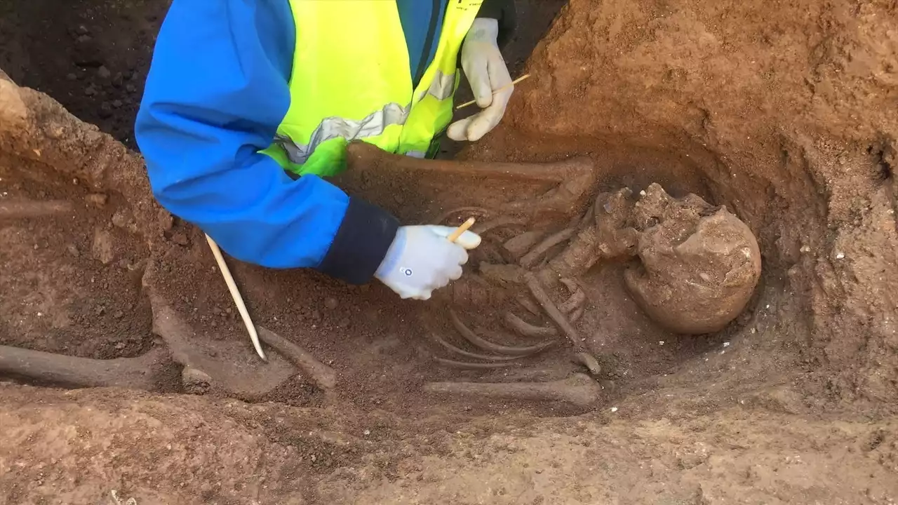 Aparecen esqueletos de época romana en unas obras en pleno centro de Barcelona