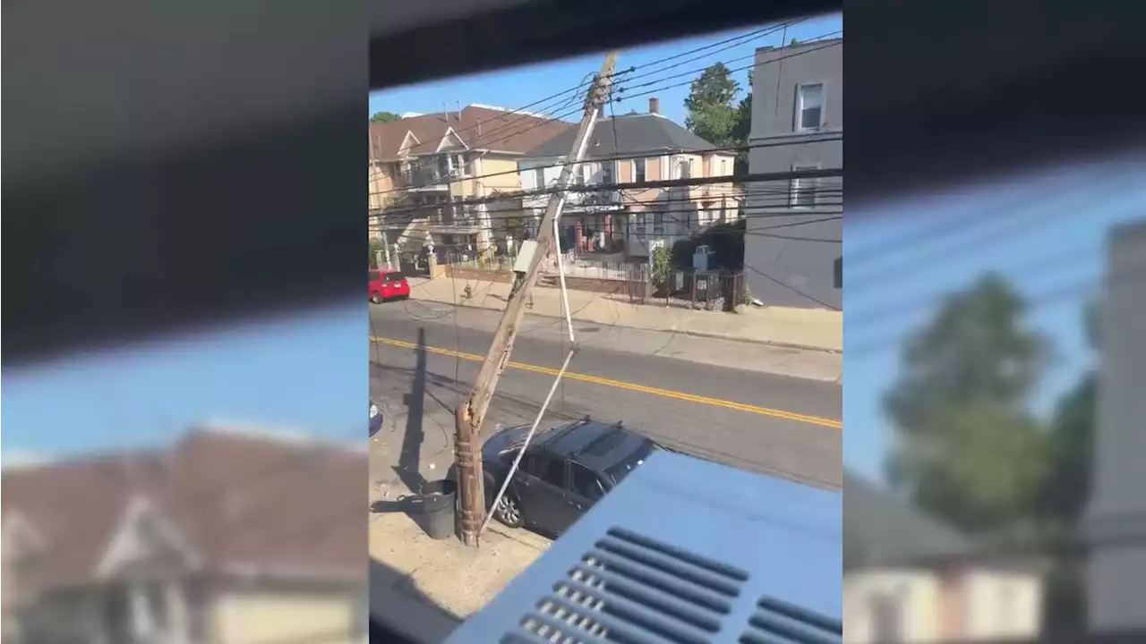 Truck crashes into pole in Queens, causes local power outage