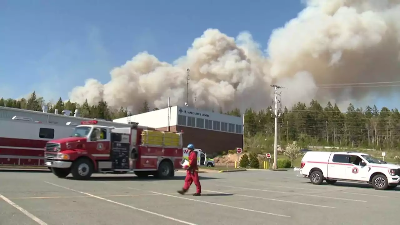 'Nous avons cru que nous allions mourir': évacuations après un incendie 'sans précédent' dans l'est du Canada