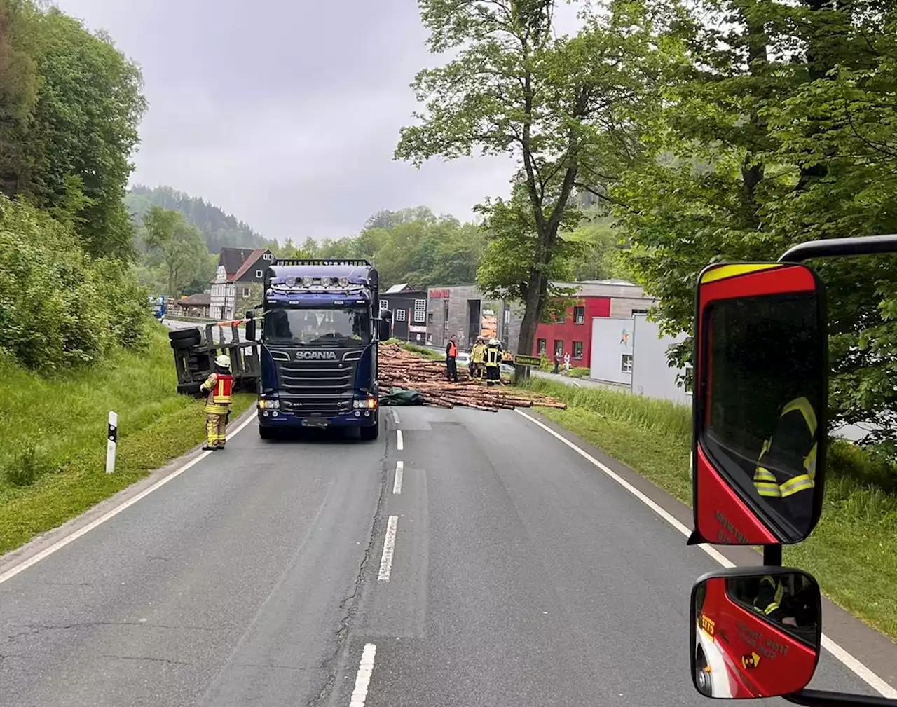 LKW Anhänger stürzt um und blockiert Bundesstraße 480 mit Ladung