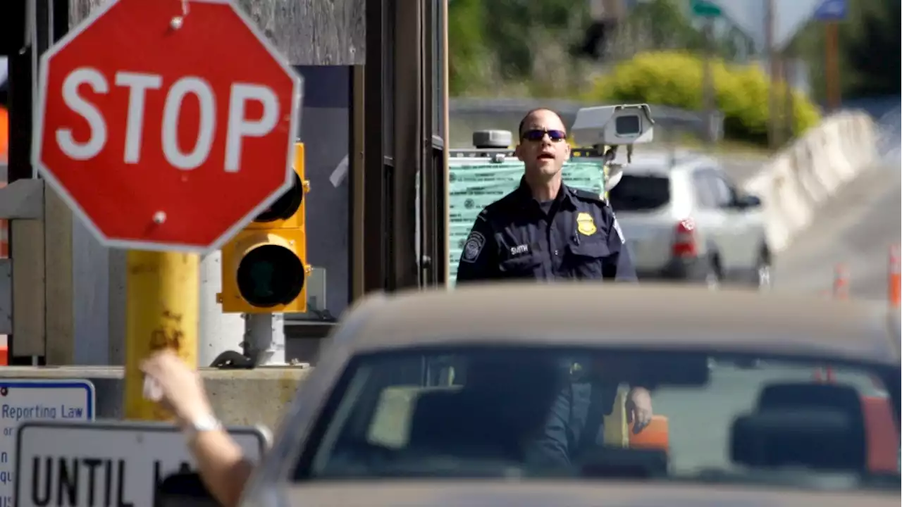 Motorist with sign claiming to have an explosive device drives to Canadian border